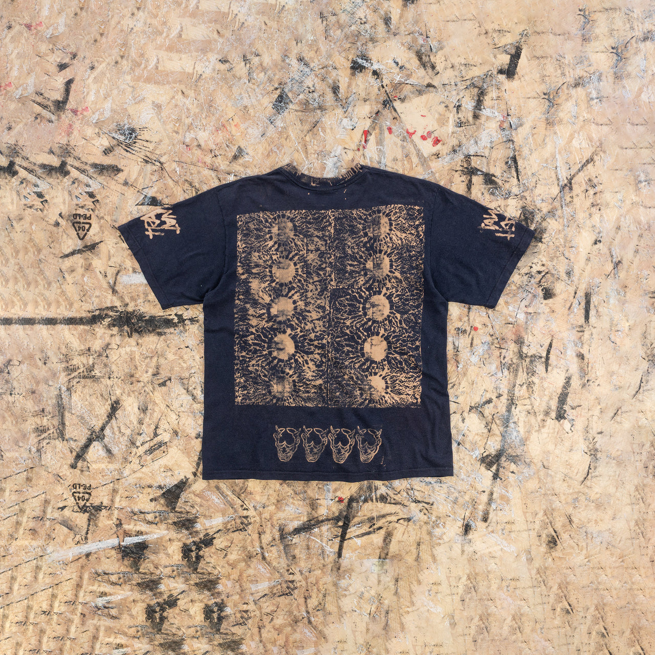 Tshirt graphique custom peint à la javel upcycling cyberpunk