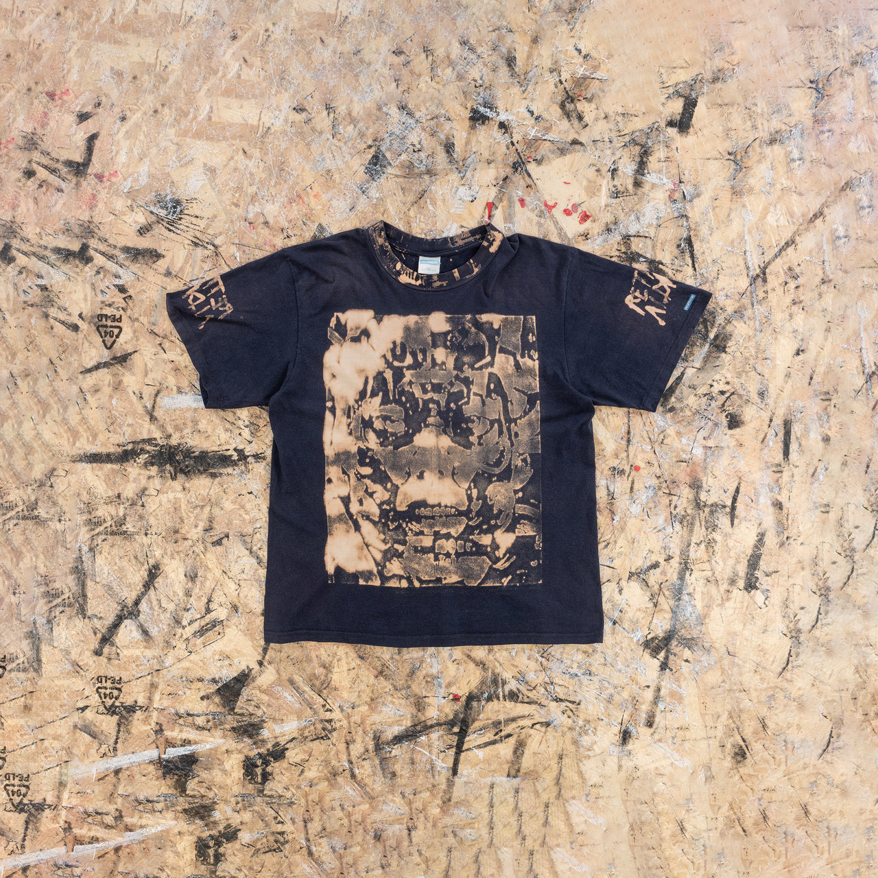t-shirt custom à la javel avec cyborg cyberpunk streetwear