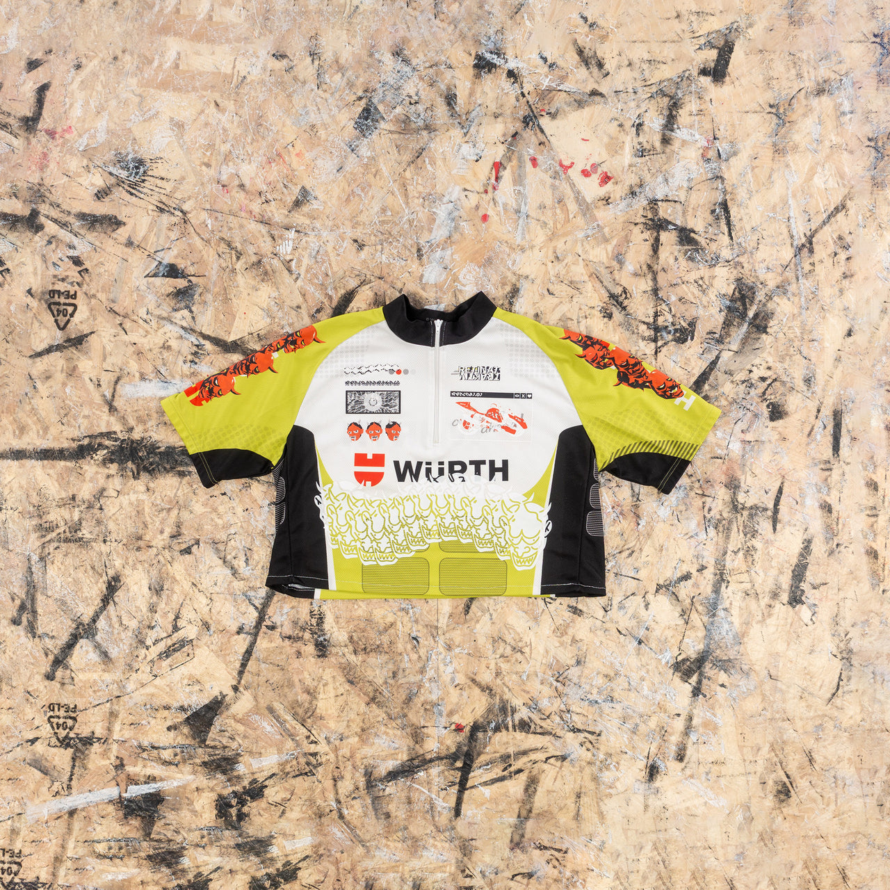 maillot cycliste croppé cyberpunk avec masques de oni 