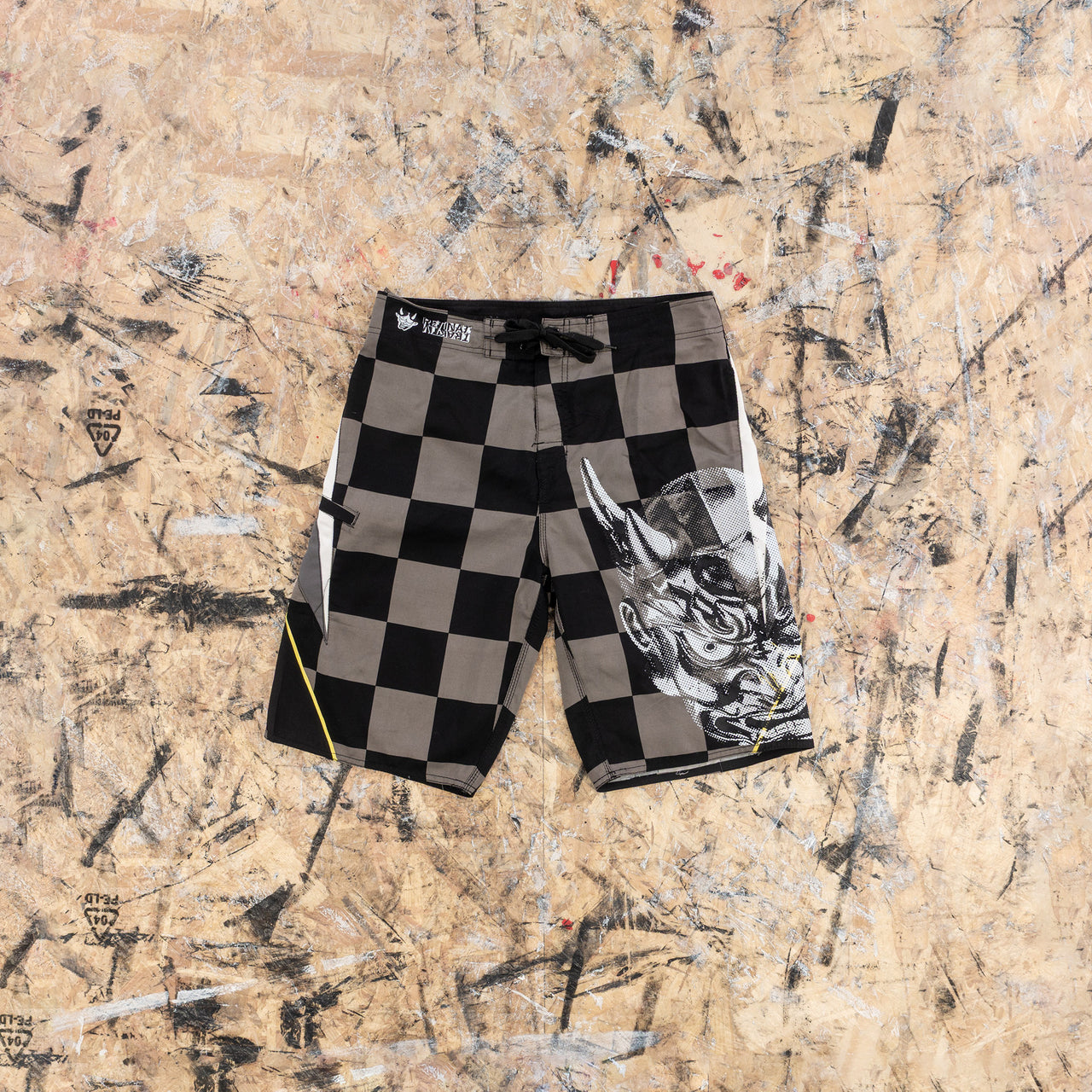 short graphique avec masque de Oni sur la jambe