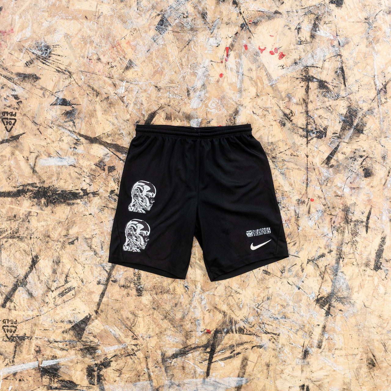 short de sport nike avec visuels de cyborgs robots