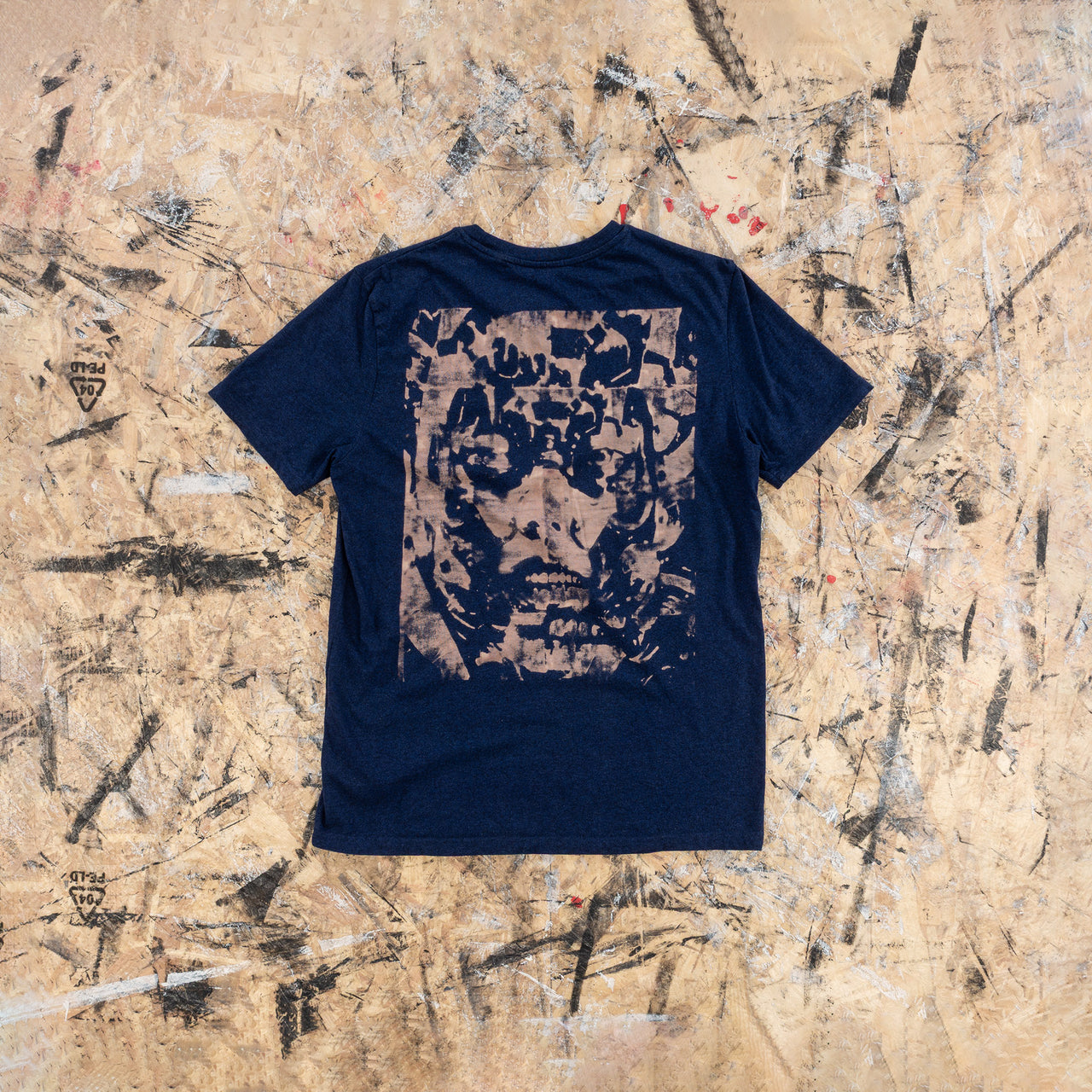t-shirt avec cyborg peint à la javel, graphique et streetwear