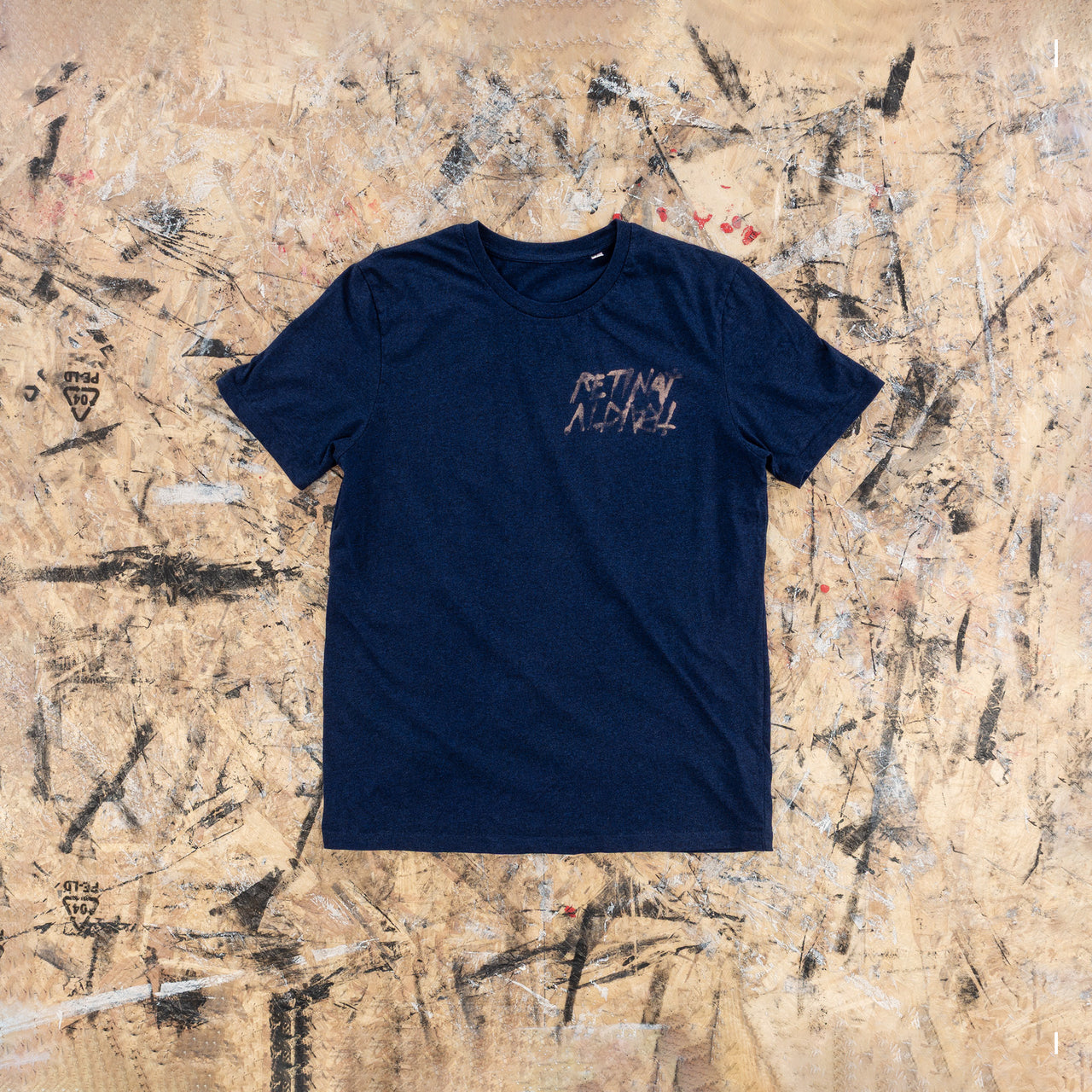 t-shirt custom peint à la javel avec pochoirs et tampons